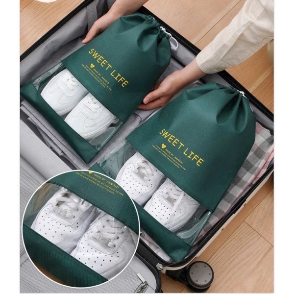 Sản phẩm [Combo] Túi Đựng Giày Dép Du Lịch Có Dây Rút Loại To Vải Dày 80gsm được làm từ vải dày 80 gsm – một lựa chọn cân bằng giữa độ bền và độ mềm mại. (Ảnh 3)