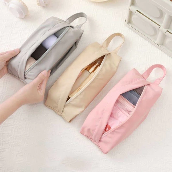 Để duy trì cảm giác sạch sẽ, bạn có thể chuẩn bị ít nhất ba bộ đồ lót cho mỗi ngày: một bộ mặc khi ra ngoài, một bộ dự phòng trong trường hợp mưa hoặc hoạt động mạnh, và một bộ để đổi khi về khách sạn. (Ảnh 5) Để duy trì cảm giác sạch sẽ, bạn có thể chuẩn bị ít nhất ba bộ đồ lót cho mỗi ngày: một bộ mặc khi ra ngoài, một bộ dự phòng trong trường hợp mưa hoặc hoạt động mạnh, và một bộ để đổi khi về khách sạn. (Ảnh 5)