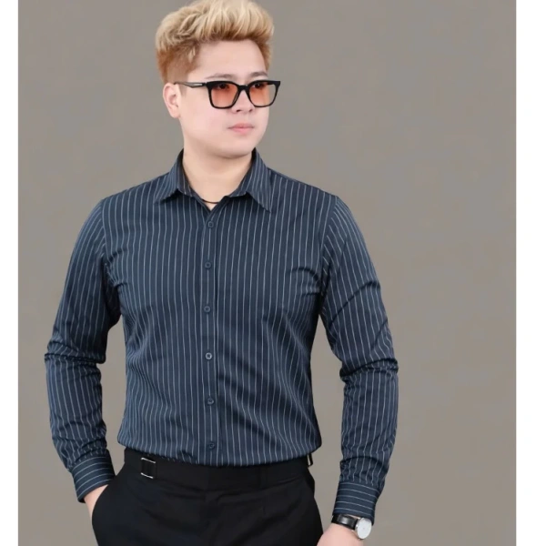 Khả năng di chuyển tự do mà một chiếc áo ôm vừa mang lại giúp người mặc thực hiện các nhiệm vụ – từ ngồi bàn làm việc tới đi lại giữa các phòng họp – một cách mượt mà hơn. (Ảnh 2)