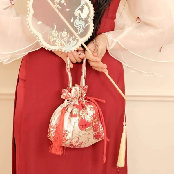 Sự bất ngờ khi túi gấm ngày Tết vừa là phong cách, vừa khiến ví tiền bối rối - Ảnh 2 Sự bất ngờ khi túi gấm ngày Tết vừa là phong cách, vừa khiến ví tiền bối rối - Ảnh 2