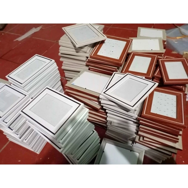 Trong khi đa số người mua chỉ cần một khung giấy khen tiêu chuẩn, một số trường hợp đòi hỏi giao hàng nhanh chóng – ví dụ như chuẩn bị cho buổi lễ trao giải vào cuối tuần hoặc cần đáp ứng nhanh yêu cầu của khách hàng. (Ảnh 4)