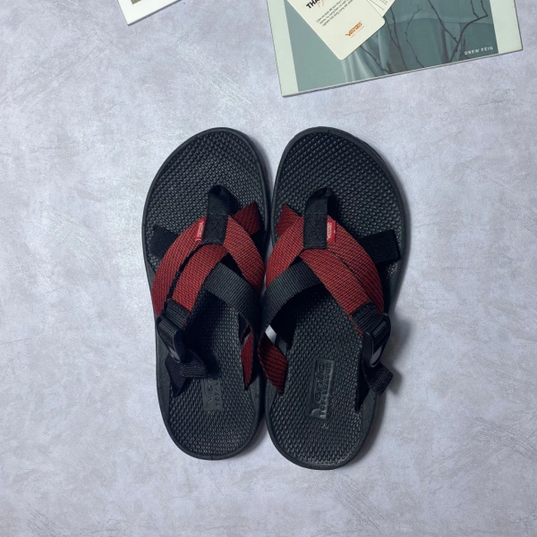 Sự chênh lệch giữa mong đợi độ bền và thực tế khi dùng sandal nam quai chéo đế cao su trong những ngày mưa kéo dài - Ảnh 1