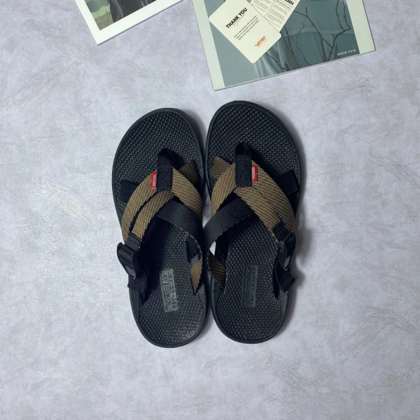Sự chênh lệch giữa mong đợi độ bền và thực tế khi dùng sandal nam quai chéo đế cao su trong những ngày mưa kéo dài - Ảnh 2