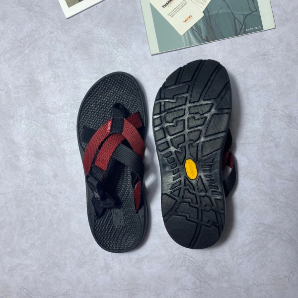 Thực hành những thói quen trên sẽ giúp duy trì độ bền và tính năng chống trượt của sandal dù có chịu mưa liên tục trong vài ngày. (Ảnh 5)