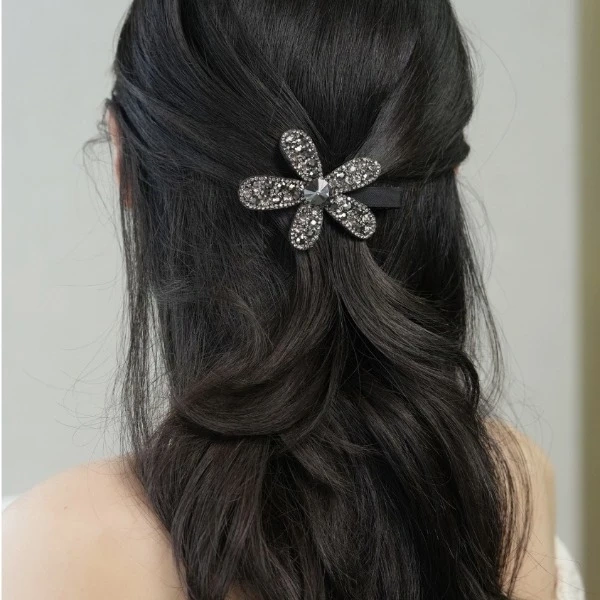 Thị trường hiện nay có rất nhiều loại kẹp tóc, từ kẹp nhôm, kẹp kim loại, đến các mẫu được trang trí bằng đá và ngọc. (Ảnh 4) Thị trường hiện nay có rất nhiều loại kẹp tóc, từ kẹp nhôm, kẹp kim loại, đến các mẫu được trang trí bằng đá và ngọc. (Ảnh 4)