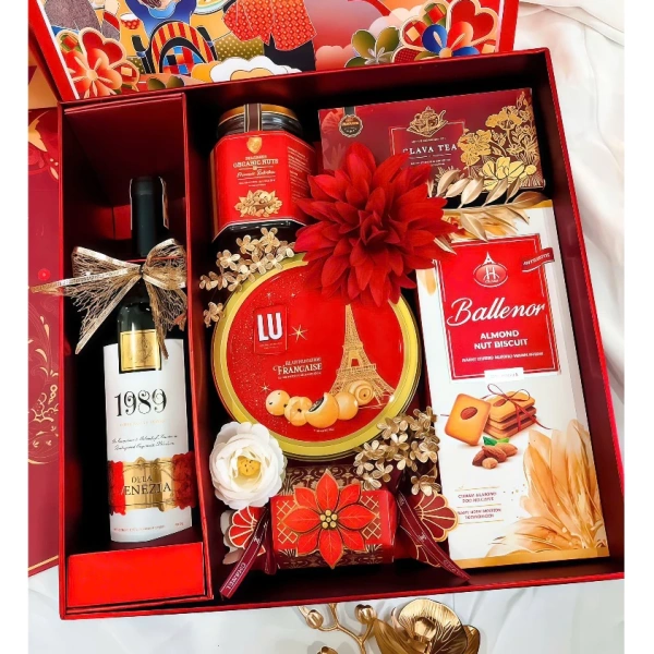 Việc lựa chọn hộp quà phải dựa trên quan hệ và vị trí của người nhận để thể hiện mức độ tôn trọng phù hợp. (Ảnh 3)