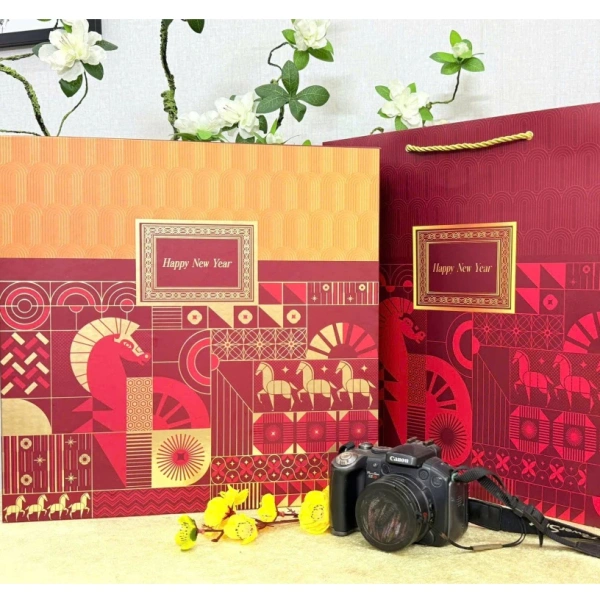 Qua bảng so sánh, Mẫu A – “Thanh An Cát Tường” nổi bật với thiết kế sang trọng, chi tiết phong thủy, và bộ sưu tập sản phẩm đa dạng, phù hợp cho cả việc biếu tặng doanh nghiệp lẫn gia đình, đồng thời có chính sách chiết khấu và in logo miễn phí khi đặt trên 20 set, là lựa chọn lý tưởng cho những ai muốn “đánh dấu” sự tôn trọng bằng một món quà tinh tế. (Ảnh 4)
