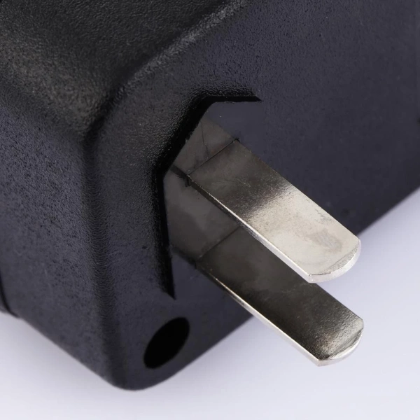 Nếu bạn có nhu cầu sử dụng các thiết bị có công suất trên 50 W thường xuyên, như máy lọc không khí mini (khoảng 80 W) hoặc máy ép tóc (khoảng 65 W), thì đầu cắm chuyển đổi thông thường sẽ không đáp ứng được. (Ảnh 5) Nếu bạn có nhu cầu sử dụng các thiết bị có công suất trên 50 W thường xuyên, như máy lọc không khí mini (khoảng 80 W) hoặc máy ép tóc (khoảng 65 W), thì đầu cắm chuyển đổi thông thường sẽ không đáp ứng được. (Ảnh 5)
