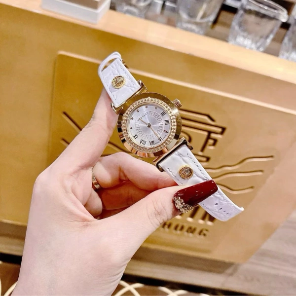 Đa phần các nhà sản xuất khuyến nghị tránh để đồng hồ ẩm ướt trong thời gian dài và không đổ nước trực tiếp lên dây. (Ảnh 2)