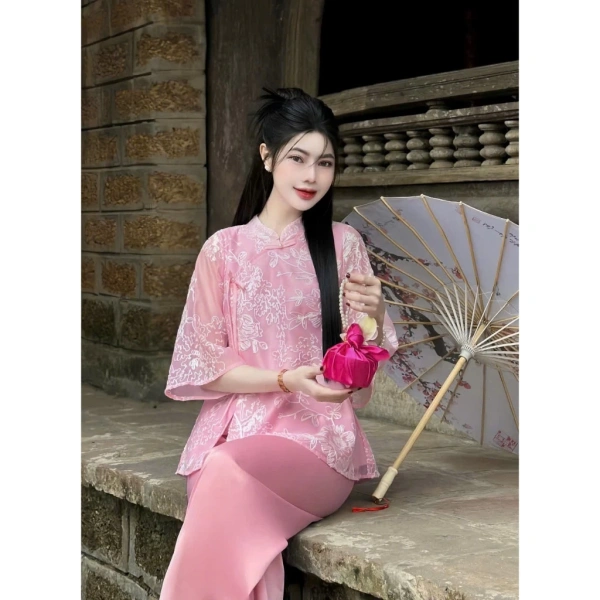 Sau khi mặc, nhiều người phản ánh rằng lớp lụa voan 2 lớp tạo ra một “bộ áo áo chừng chừng” – vừa đủ để che phủ nhưng không làm cản trở chuyển động. (Ảnh 3)