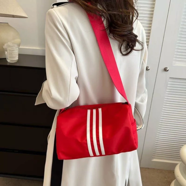 Đây là một mẫu túi messenger được thiết kế đặc biệt dành cho phụ nữ năng động, vừa có thể sử dụng ở phòng tập gym, vừa phù hợp cho công việc thường ngày. (Ảnh 4) Đây là một mẫu túi messenger được thiết kế đặc biệt dành cho phụ nữ năng động, vừa có thể sử dụng ở phòng tập gym, vừa phù hợp cho công việc thường ngày. (Ảnh 4)