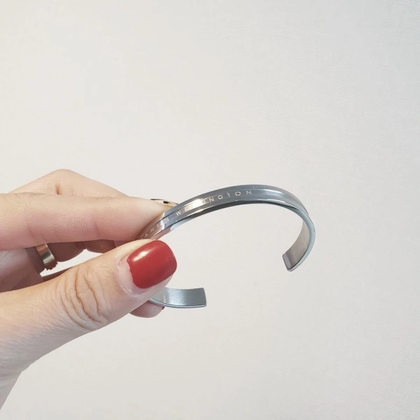 Sự khác nhau giữa kỳ vọng và thực tế khi lựa chọn vòng tay cuff kim loại sang trọng cho phong cách hàng ngày - Ảnh 4 Sự khác nhau giữa kỳ vọng và thực tế khi lựa chọn vòng tay cuff kim loại sang trọng cho phong cách hàng ngày - Ảnh 4