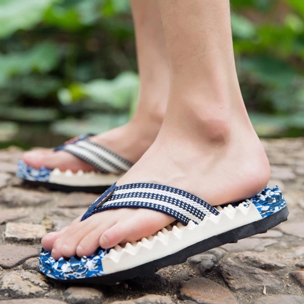 Đối với người muốn “đi nhẹ” và cảm nhận từng con sóng, dép nam xỏ ngón vẫn là lựa chọn ưu việt hơn. (Ảnh 3)