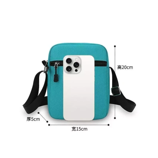 Chiếc túi được thiết kế hình vuông dọc, với kích thước “mini” phù hợp cho việc mang đựng các vật dụng hàng ngày mà không làm chật cứng trên người. (Ảnh 2) Chiếc túi được thiết kế hình vuông dọc, với kích thước “mini” phù hợp cho việc mang đựng các vật dụng hàng ngày mà không làm chật cứng trên người. (Ảnh 2)