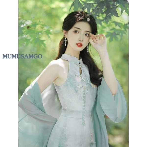 Sự ngạc nhiên khi một chiếc áo sườn trung hoa sang trọng lại làm ngày hè bớt nóng hơn và tự tin hơn bao giờ hết - Ảnh 1