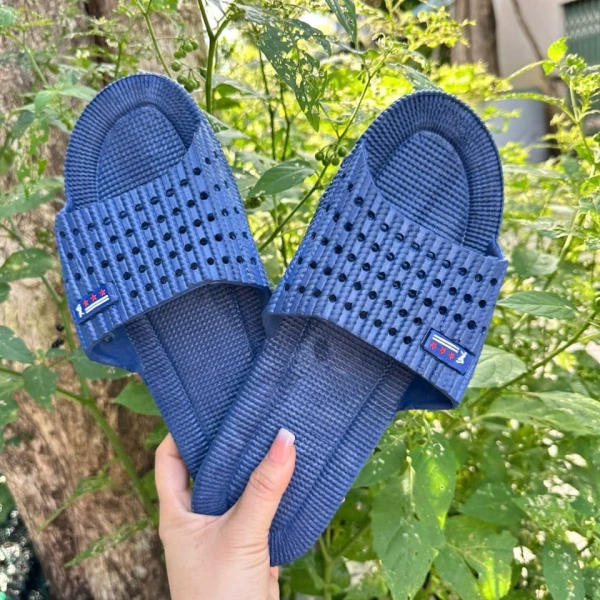 Không chỉ kích thước, cách bảo quản cũng ảnh hưởng lớn tới cảm giác đi dài và độ bền của dép. (Ảnh 5)