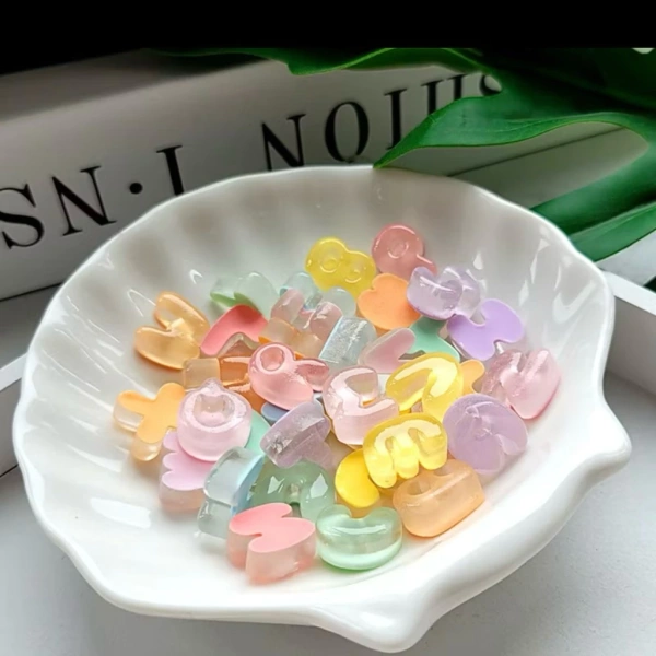 Một charm khắc chữ nhỏ xíu, khi được đặt ở vị trí “chiến lược”, có thể tạo ra sức hút mạnh mẽ. (Ảnh 2) Một charm khắc chữ nhỏ xíu, khi được đặt ở vị trí “chiến lược”, có thể tạo ra sức hút mạnh mẽ. (Ảnh 2)