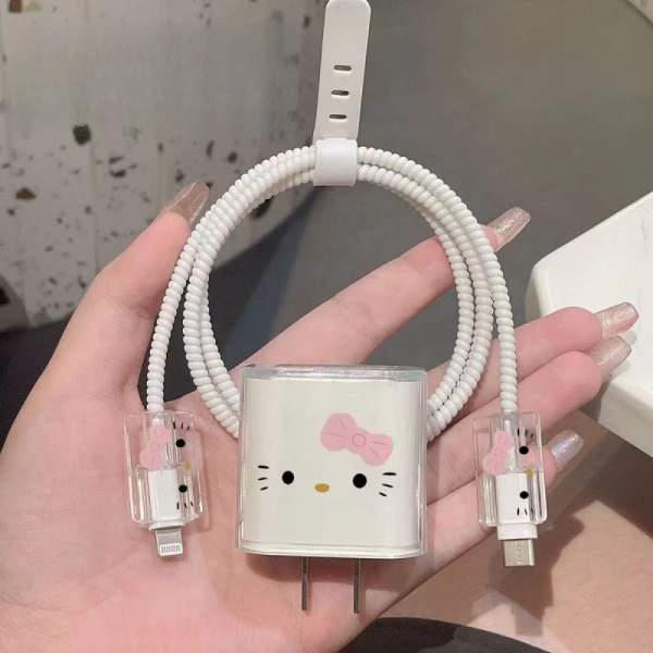 Vỏ bảo vệ sạc Apple Hello Kitty màu hồng mà chúng tôi đang xét đến được làm từ nhựa + silicone. (Ảnh 2) Vỏ bảo vệ sạc Apple Hello Kitty màu hồng mà chúng tôi đang xét đến được làm từ nhựa + silicone. (Ảnh 2)