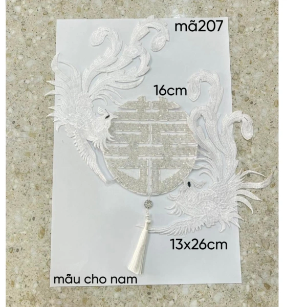 Áo dài cưới thường được làm từ vải lụa, satin hoặc ren – những chất liệu nhẹ nhưng lại rất nhạy cảm với trọng lượng và độ căng của phần cổ. (Ảnh 4) Áo dài cưới thường được làm từ vải lụa, satin hoặc ren – những chất liệu nhẹ nhưng lại rất nhạy cảm với trọng lượng và độ căng của phần cổ. (Ảnh 4)