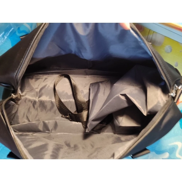 Thay vì để tất cả đồ trong một không gian, hãy sử dụng túi zip có kích thước 20 × 15 cm để đựng đồ dùng cá nhân như điện thoại, sạc, mỹ phẩm. (Ảnh 5)