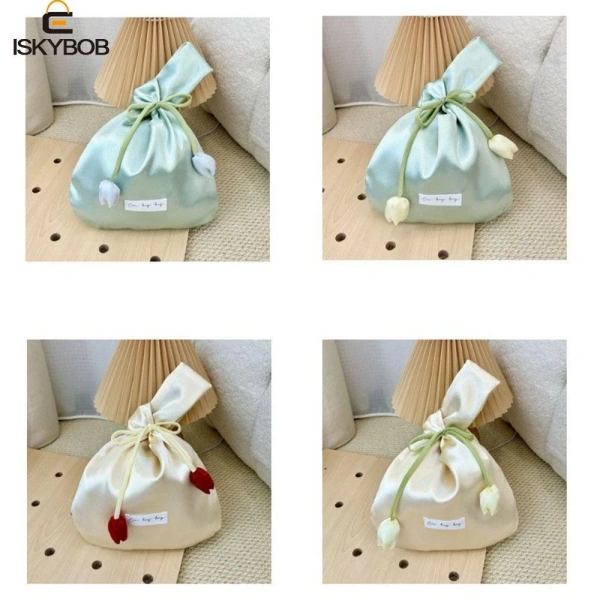 Sự thật bất ngờ về túi quà lụa sang trọng: vừa thu hút ánh nhìn nhưng lại làm việc di chuyển trở nên nặng nề hơn. - Ảnh 1 Sự thật bất ngờ về túi quà lụa sang trọng: vừa thu hút ánh nhìn nhưng lại làm việc di chuyển trở nên nặng nề hơn. - Ảnh 1