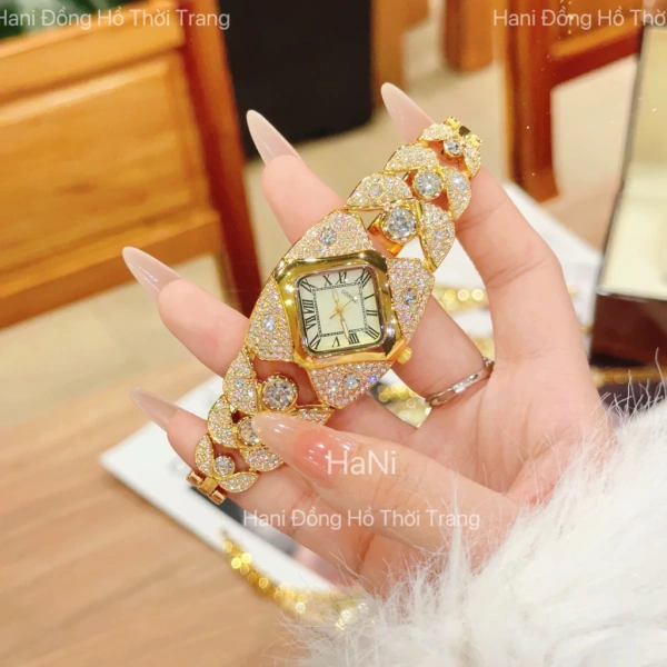 Trong số nhiều lựa chọn trên thị trường, mẫu Đồng Hồ Nữ Gossie Lắc Hoàng Kim Full Đá Bắt Sáng nổi bật bởi thiết kế thanh lịch, đồng thời cung cấp một mức giá hợp lý cho những ai muốn sở hữu “đỉnh cao” sang trọng mà không phải chi quá nhiều. (Ảnh 4)