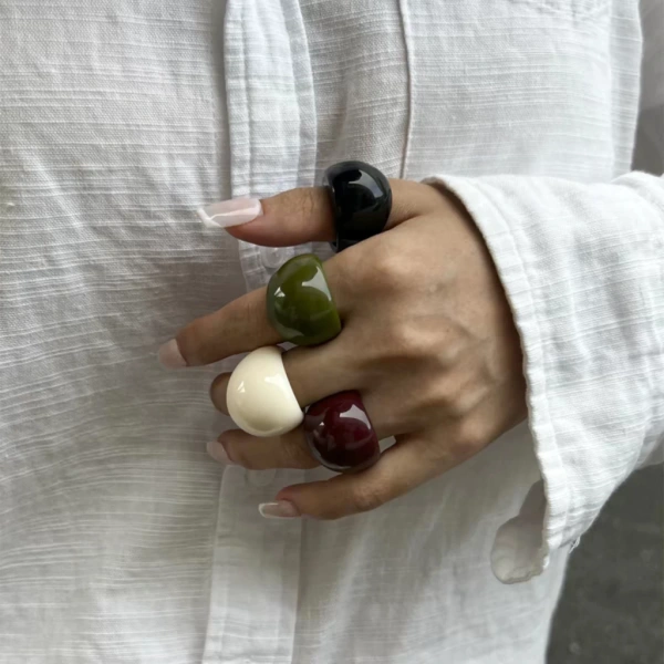 Thời tiết ẩm ướt, hoặc các hoạt động như bơi lội, tắm rửa, đều đưa nước và độ ẩm sâu vào các khe hở nhỏ của nhẫn. (Ảnh 2) Thời tiết ẩm ướt, hoặc các hoạt động như bơi lội, tắm rửa, đều đưa nước và độ ẩm sâu vào các khe hở nhỏ của nhẫn. (Ảnh 2)