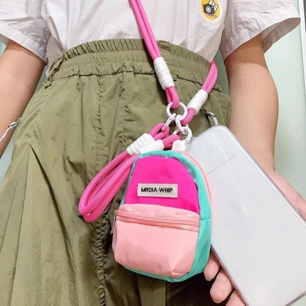 Vì kích thước siêu nhỏ, một chiếc móc khóa hay túi tiền xu có thể dễ dàng trượt xuống đáy túi hoặc ngồi trong khe hở của các ngăn khác. (Ảnh 3) Vì kích thước siêu nhỏ, một chiếc móc khóa hay túi tiền xu có thể dễ dàng trượt xuống đáy túi hoặc ngồi trong khe hở của các ngăn khác. (Ảnh 3)
