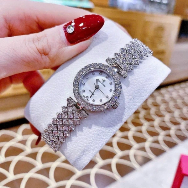 Sự thật khiến nhiều phụ nữ nhận ra đồng hồ nữ cao cấp không luôn phù hợp với phong cách công sở - Ảnh 3
