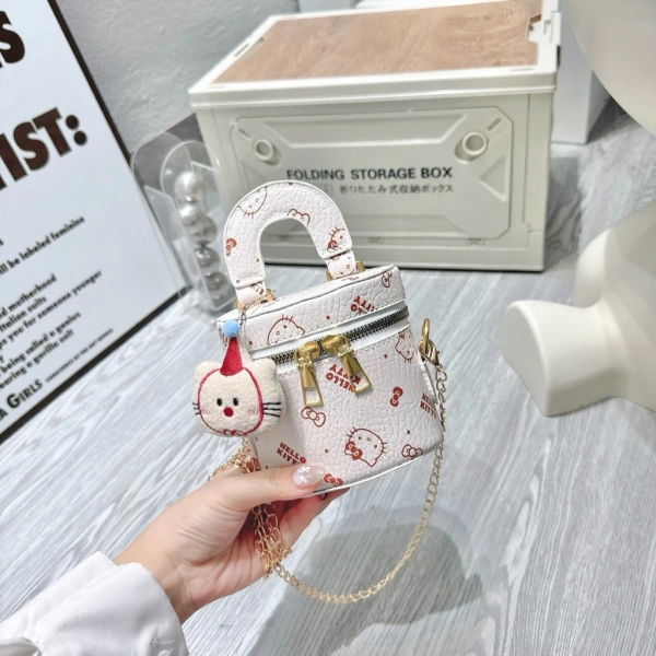 Theo mô tả từ nhà bán, túi được làm từ da PU cao cấp mềm mại, có kích thước size 12 và 1 ngăn chính, màu đen, trắng… thiết kế theo phong cách Hàn Quốc, đi kèm “Tặng Treo gấu đội Mũ”. (Ảnh 4)