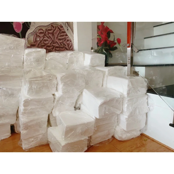 Khi cần làm sạch bề mặt kính hoặc màn hình điện tử, hãy dùng một lớp khăn microfiber (cực nhẹ) phía trên khăn vải để bảo vệ bề mặt, trong khi khăn vải giữ độ ẩm cần thiết. (Ảnh 4)