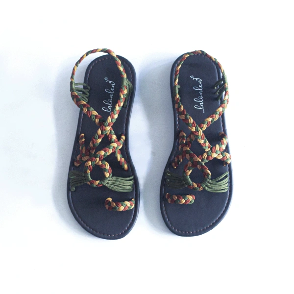 Mặc dù đế chưa được trang bị rãnh chống trượt sâu như loại sandal cao su chuyên dụng, nhưng với những mẹo tăng bám ở trên, đôi sandal này có thể đáp ứng tốt các hoạt động nhẹ nhàng như dạo quanh bãi biển, chụp ảnh sunset hay thưởng thức hải sản tại các quán ven bờ. (Ảnh 5) Mặc dù đế chưa được trang bị rãnh chống trượt sâu như loại sandal cao su chuyên dụng, nhưng với những mẹo tăng bám ở trên, đôi sandal này có thể đáp ứng tốt các hoạt động nhẹ nhàng như dạo quanh bãi biển, chụp ảnh sunset hay thưởng thức hải sản tại các quán ven bờ. (Ảnh 5)