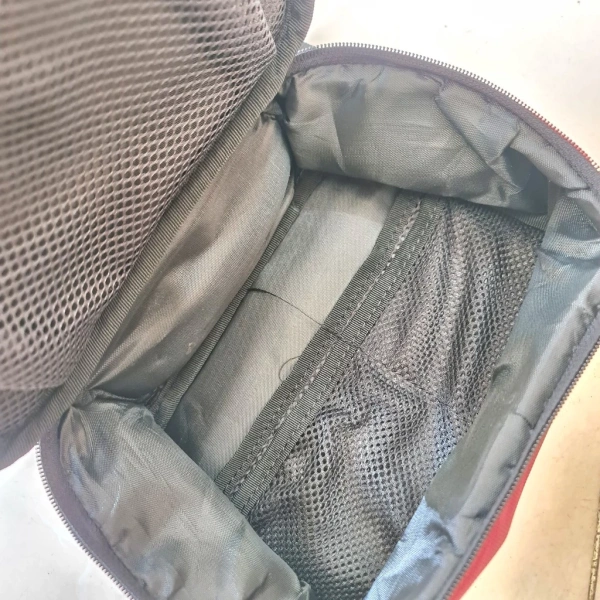 Phần lớn các túi y tế mini hiện nay được chế tạo theo mẫu “ngăn kéo” (compartment) để tối đa hoá số lượng vật dụng trong một kích thước nhỏ. (Ảnh 2)