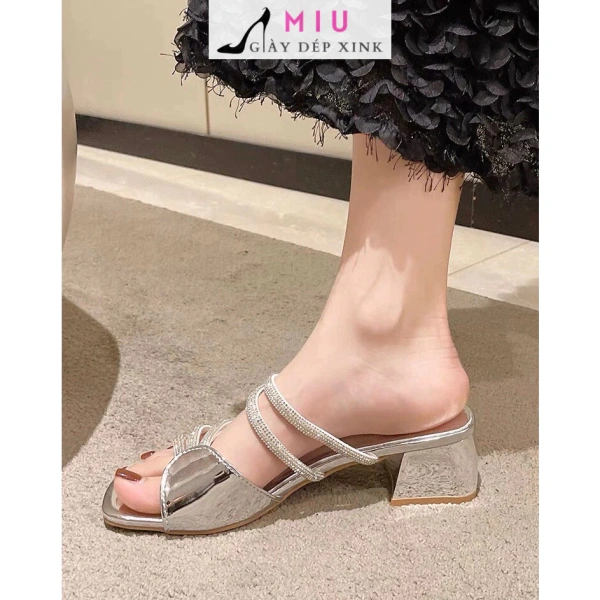 Sự thật về việc chọn sandal quai đá nhẹ khi đi du lịch: tiện nhưng có thể gây bệt chân sau vài ngày - Ảnh 1