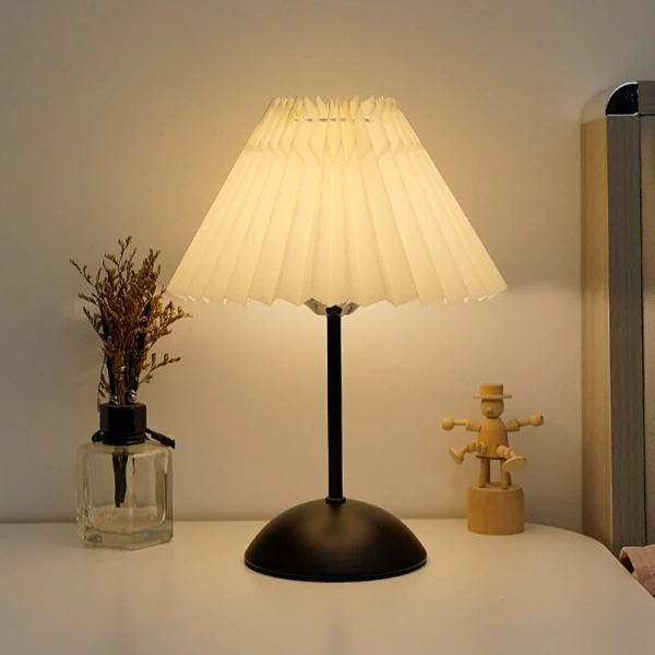 Việc điều chỉnh độ sáng đèn ngủ có thể mang lại một số ưu điểm ngắn hạn nhưng cũng tiềm ẩn các bất lợi cho giấc ngủ lâu dài. (Ảnh 3)