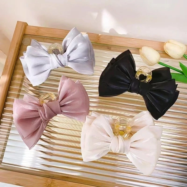 Dù đã chọn được kẹp chất lượng, cách bạn cài kẹp vẫn quyết định độ bám và thời gian duy trì kiểu tóc. (Ảnh 4) Dù đã chọn được kẹp chất lượng, cách bạn cài kẹp vẫn quyết định độ bám và thời gian duy trì kiểu tóc. (Ảnh 4)
