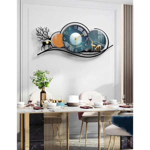 Sự thay đổi tinh tế khi một chiếc đồng hồ treo tường sang trọng lấp đầy khoảng trống phòng khách - Ảnh 1