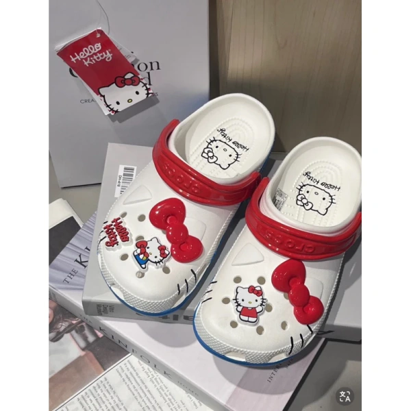 Để quyết định có nên mua một đôi dép Crocs Hello Kitty hay không, chúng ta hãy so sánh với ba mẫu phổ biến trên thị trường: dép cao su truyền thống, sandal da và giày lười bọt (foam sandals). (Ảnh 5) Để quyết định có nên mua một đôi dép Crocs Hello Kitty hay không, chúng ta hãy so sánh với ba mẫu phổ biến trên thị trường: dép cao su truyền thống, sandal da và giày lười bọt (foam sandals). (Ảnh 5)