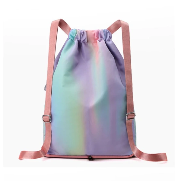 Hầu hết các ba lô du lịch gập gọn hiện nay sử dụng dây rút (drawstring) làm cơ chế chính để nén và mở rộng không gian chứa đồ. (Ảnh 2) Hầu hết các ba lô du lịch gập gọn hiện nay sử dụng dây rút (drawstring) làm cơ chế chính để nén và mở rộng không gian chứa đồ. (Ảnh 2)
