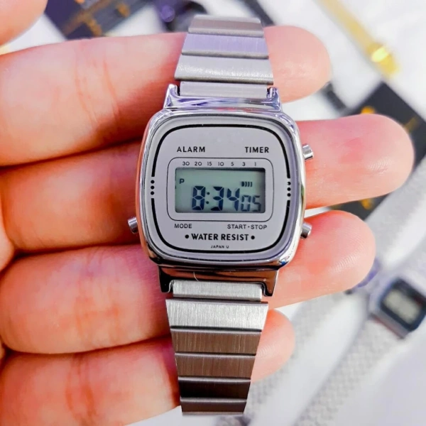 Với kích thước mặt đồng hồ và chiều rộng dây chuẩn 20mm, La670 hoàn toàn tương thích với hầu hết các loại dây thay thế trên thị trường, từ dây da thật sang trọng đến dây silicone năng động. (Ảnh 5)