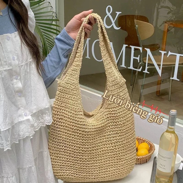 Nếu bạn đang tìm kiếm một chiếc túi dệt tay vừa thời trang, vừa có cấu trúc thoáng khí mà vẫn giảm thiểu hiện tượng hút ẩm, túi dệt tay “ins gió handmade” là một lựa chọn đáng cân nhắc. (Ảnh 4)