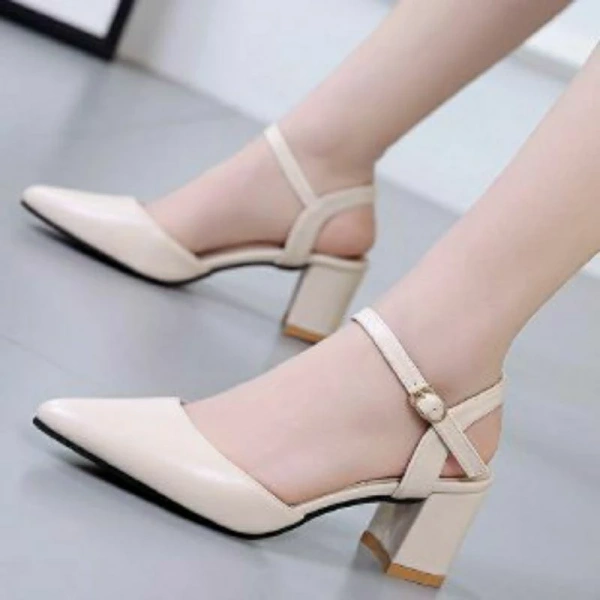 Đế giày sandal cao gót thường được làm từ cao su hoặc nhựa cứng, mục đích là giữ dáng và tăng độ bám. (Ảnh 3) Đế giày sandal cao gót thường được làm từ cao su hoặc nhựa cứng, mục đích là giữ dáng và tăng độ bám. (Ảnh 3)