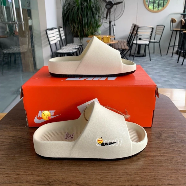 EVA là vật liệu phổ biến trong nhiều loại dép đi bộ và sandal, nhờ tính nhẹ, đàn hồi và khả năng giảm va đập tốt. (Ảnh 3) EVA là vật liệu phổ biến trong nhiều loại dép đi bộ và sandal, nhờ tính nhẹ, đàn hồi và khả năng giảm va đập tốt. (Ảnh 3)