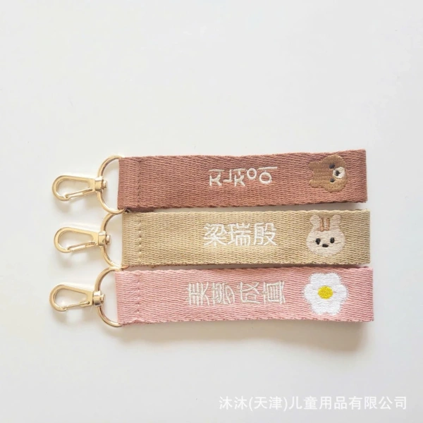 Trong số những lựa chọn trên thị trường, NAME TAG THÊU TÊN BÉ THEO YÊU CẦU - NAME TAG TREO BALO, CẶP, BALO của Phuvintage đáp ứng khá tốt các tiêu chí vừa nêu. (Ảnh 4) Trong số những lựa chọn trên thị trường, NAME TAG THÊU TÊN BÉ THEO YÊU CẦU - NAME TAG TREO BALO, CẶP, BALO của Phuvintage đáp ứng khá tốt các tiêu chí vừa nêu. (Ảnh 4)