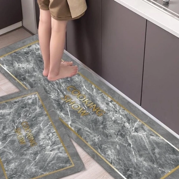 Áp dụng những phương pháp này sẽ giúp kéo dài tuổi thọ thảm, đồng thời duy trì độ an toàn khi di chuyển trên sàn ướt. (Ảnh 5)