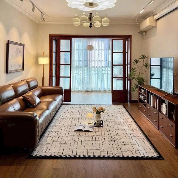 Thảm lông cừu nhập khẩu: ấm áp thực sự trong mùa lạnh nhưng độ bám trên sàn gỗ gây bất ngờ - Ảnh 3