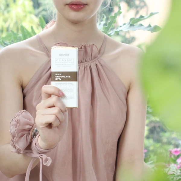 Hãy luôn đọc nhãn thành phần, ưu tiên những sản phẩm có bơ ca cao nguyên chất, không có chất tạo màu hoặc phụ gia nhân tạo. (Ảnh 5) Hãy luôn đọc nhãn thành phần, ưu tiên những sản phẩm có bơ ca cao nguyên chất, không có chất tạo màu hoặc phụ gia nhân tạo. (Ảnh 5)
