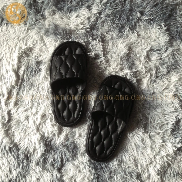 Trong số các lựa chọn trên, Dép siêu nhẹ massage đi trong nhà quả trám dép đúc nữ nam quai ngang đi văn phòng siêu êm mềm (giá chỉ 25.000 VNĐ sau khuyến mãi) mang lại cảm giác nhẹ nhàng và thiết kế thời trang hiện đại. (Ảnh 5)
