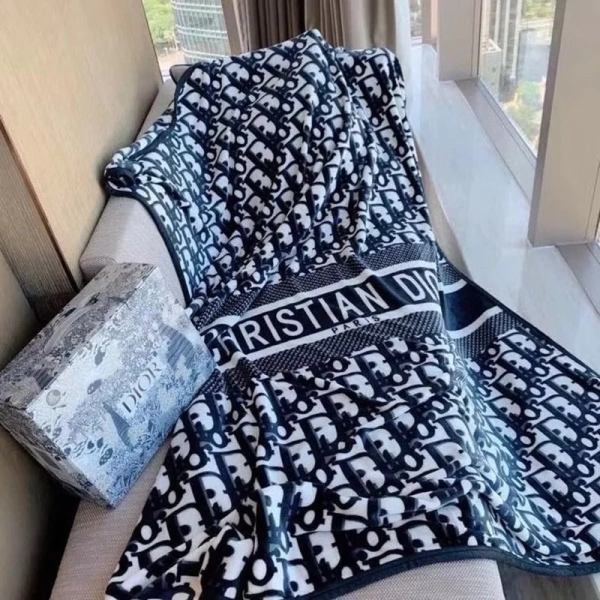 Qua bảng so sánh, chăn của Thiên Hương Bedding nổi bật về tính đa năng và giá cả hợp lý, đồng thời duy trì độ bền tốt nhờ chất liệu polyester. (Ảnh 4)