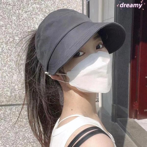 Bucket hat (nón bucket) đã trở thành phụ kiện thời trang phổ biến trong những năm gần đây, không chỉ vì thiết kế “mềm mại, rộng rãi” mà còn vì khả năng che phủ phần lớn đầu và cổ. (Ảnh 2) Bucket hat (nón bucket) đã trở thành phụ kiện thời trang phổ biến trong những năm gần đây, không chỉ vì thiết kế “mềm mại, rộng rãi” mà còn vì khả năng che phủ phần lớn đầu và cổ. (Ảnh 2)